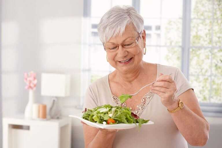 Правильное потребление жиров и витаминов в рационе пожилых женщин